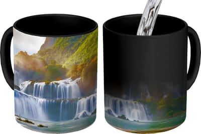 Magische Mok - Foto op Warmte Mokken - Koffiemok - Waterval - Planten - Zon - Water - Natuur - Magic Mok - Beker - 350 ML - Theemok