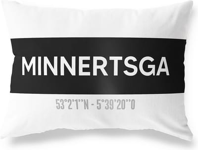 Tuinkussen MINNERTSGA - FRIESLAND met coördinaten - Buitenkussen - Bootkussen - Weerbestendig - Jouw Plaats - Studio216 - Modern - Zwart-Wit - 50x30cm