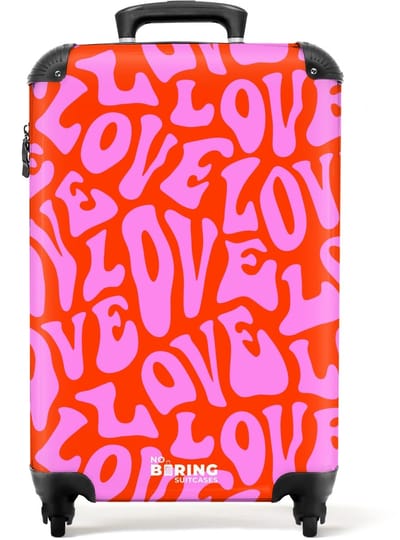 NoBoringSuitcases.com - Koffer dames - Herhalend ‘LOVE’-patroon in roze op rood - Past binnen 55x40x20 cm en 55x35x25 cm - Trolley handbagage vrouwen - Valiezen met wieltjes volwassenen - Reiskoffer op wielen - Rolkoffer lichtgewicht