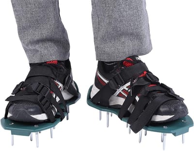 Luchtdoorlatende tuinsandalen voor gazon, aerator schoenen met stevige spijkers en gespen, ideaal voor gazononderhoud en beluchting