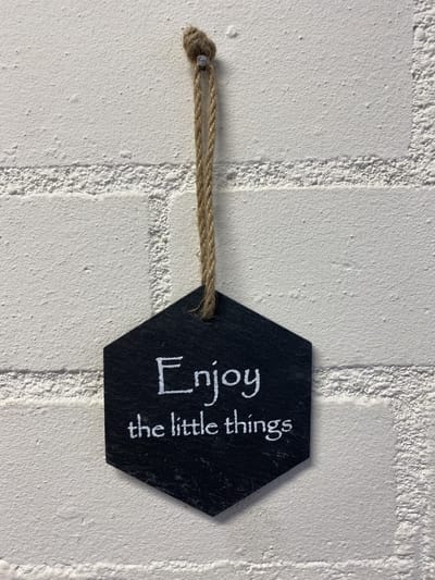 Deco leisteen met ophangkoordje - hexagon - Enjoy the little things - 10.5x9 cm - Woonaccessoires