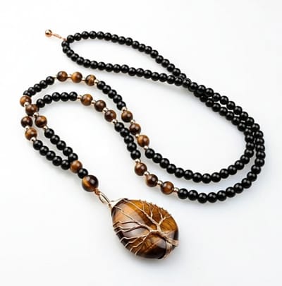 Zwart- en bruingekleurde kralenketting met tijgeroog-hanger – ketting voor dames en heren – fantasiehanger in boomvorm – kralenketting
