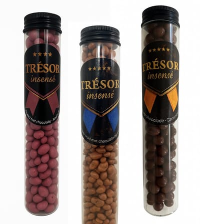 Trésor Insensé – Chocolade Omhulde, gekaramelliseerde pecannoot stukjes – Chocolade Omhulde Gedroogde Veenbes Chocolade Omhulde Karamelparels– Luxe Snack in Geschenktube (3x 85g)