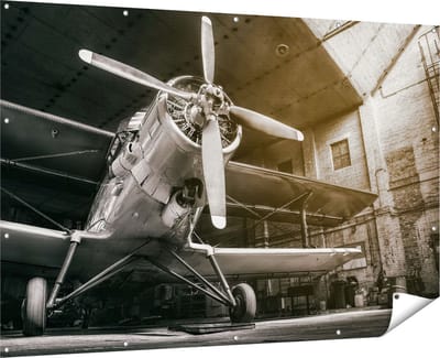 Gards Tuinposter Oud Vliegtuig in een Hangar - Zwart Wit - 180x120 cm - Tuindoek - Tuindecoratie - Wanddecoratie buiten - Tuinschilderij