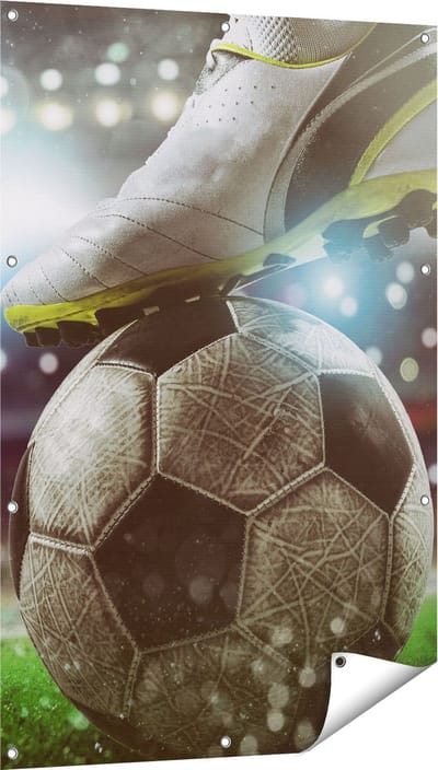 Gards Tuinposter Voetbal Aftrap met de Bal in het Stadion - 80x120 cm - Tuindoek - Tuindecoratie - Wanddecoratie buiten - Tuinschilderij