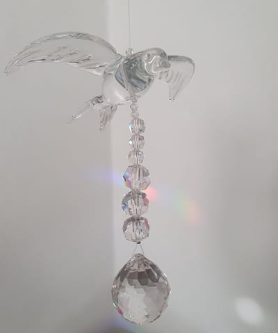 Crystal Bird Raamhanger, met een kristallen bol van 30mm Asfour Crystal(volloodkristal 31%PBo). ( Raamversiering, Raam sieraad)