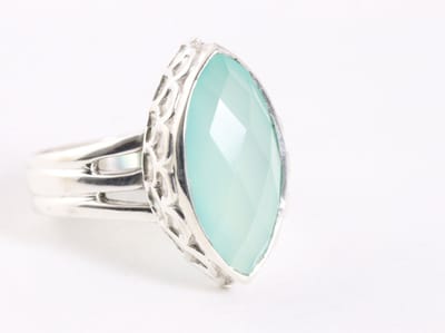 Zware bewerkte zilveren ring met aqua chalcedoon - maat 18