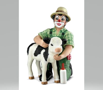 Gilde clowns - Boer - Clown met kalfje - 9x12x8 cm - resin handgeschilderd - In cadeauverpakking verzamelaarsobject