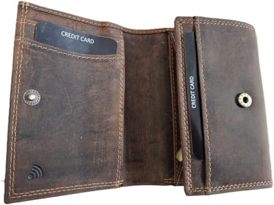 Oi Hunter bruin leren linkshandige damesportemonnee / compact overslagportemonneetje voor linkshandige mensen / klein beursje RFID safe / bruin leer / 577H