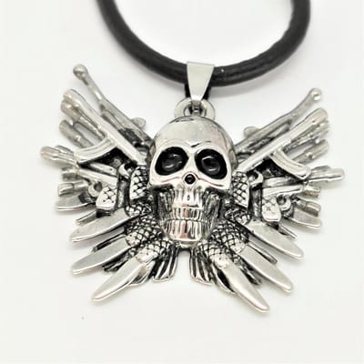 Stoer edelstaal skeletkop met wapens hanger op zwart 60 cm leer ketting.