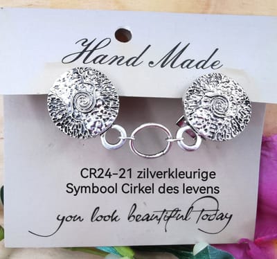 Vestsluiting - clip - symbool cirkel des levens - ring in midden - voor - vest - Gehaakt omslagdoek - sjaal - antiek zilverkleurig.