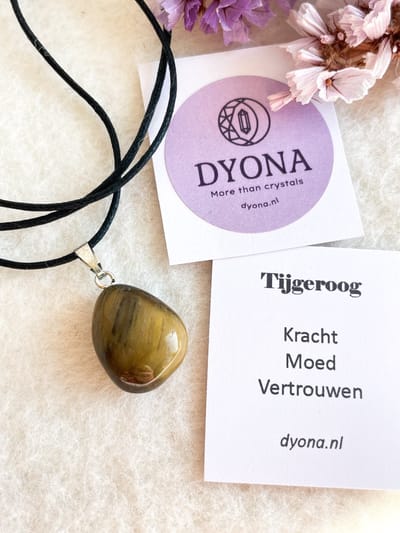 Dyona - Tijgeroog - Edelsteen hanger - Incl. briefje met betekenis - Kracht - Moed - Vertrouwen - Spiritueel cadeau - In geschenkverpakking - Kettinghanger - Armband hanger - Tashanger - Autohanger