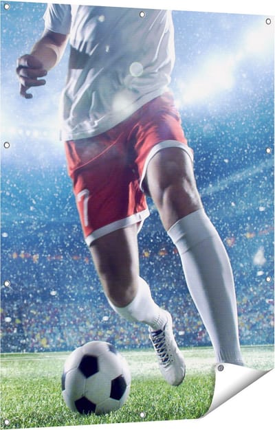 Gards Tuinposter Voetbal Speler met de Bal in een Druk Stadion - 90x120 cm - Tuindoek - Tuindecoratie - Wanddecoratie buiten - Tuinschilderij