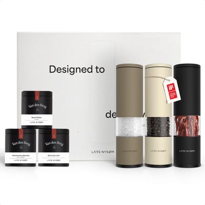 LARS NYSØM Lagom Kruidenmolen Geschenkset - Luxe Zout-, Peper- & Chilimolenset met 3 Kruidenpotjes (Zout, Peper, Chili) - Perfect Cadeau in Elegante Geschenkdoos (Taupe Brown/Almond Beige/Carbon Black)