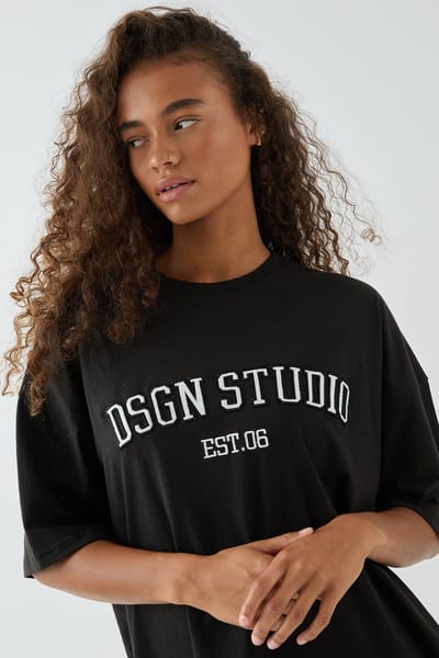 Dames DSGN Studio Applique Oversized T-shirt | Zwart | Maat: 36