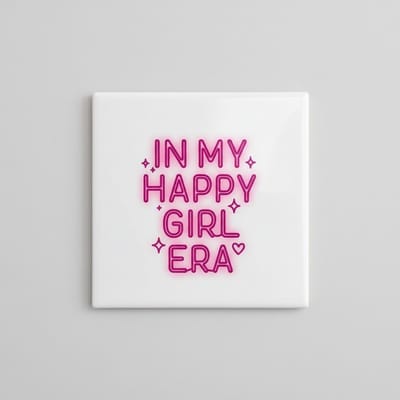 “In My Happy Girl Era” Keramische Tegel – Trendy Roze Quote Woondecoratie – Esthetisch Cadeau voor Haar – 15 × 15 cm