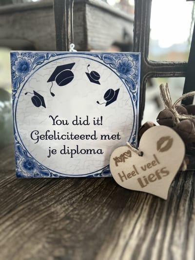 Creaties van Hier - Tegeltje Geslaagd you did it met houten hartje - 15 cm – Keramiek