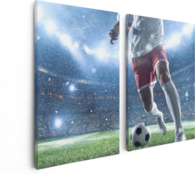 Artaza Canvas Schilderij Tweeluik Voetbal Speler Met De Bal In Een Druk Stadion - 80x60 cm - Wanddecoratie Woonkamer - Schilderijen - Muurdecoratie