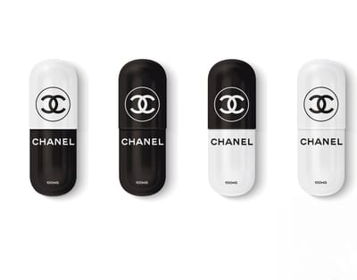 Chanel Drug- Kristal Helder Galerie kwaliteit Plexiglas 5mm. - Blind Aluminium Ophang-frame - Luxe wanddecoratie - Fotokunst - professioneel verpakt en gratis bezorgd