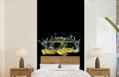 Behang - Fotobehang Citroen - Fruit - Geel - Stilleven - Water - Breedte 120 cm x hoogte 240 cm