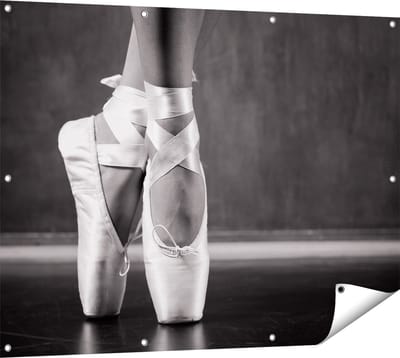 Gards Tuinposter Ballet Schoenen van een Ballerina - Zwart Wit - 120x90 cm - Tuindoek - Tuindecoratie - Wanddecoratie buiten - Tuinschilderij