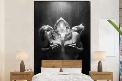 Behang - Fotobehang Vrouw - Engel - Veren - Portret - Zwart wit - Breedte 200 cm x hoogte 300 cm