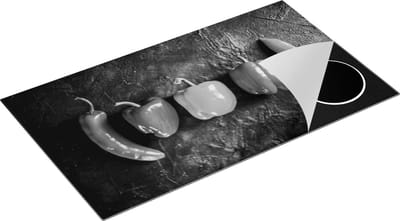 Chefcare Inductie Beschermer Vijf Paprika's op Marmer - Zwart Wit - 90x50 cm - Afdekplaat Inductie - Kookplaat Beschermer - Inductie Mat