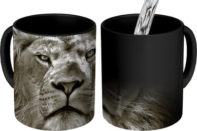 Magische Mok - Foto op Warmte Mokken - Koffiemok - Leeuw - Dieren - Portret - Wild - Zwart wit - Magic Mok - Beker - 350 ML - Theemok