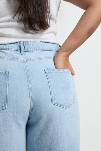 boohoo Dames Plus Basics Mid Waist Boyfriend Jeans | Gebleekt | Maat: 16/30L