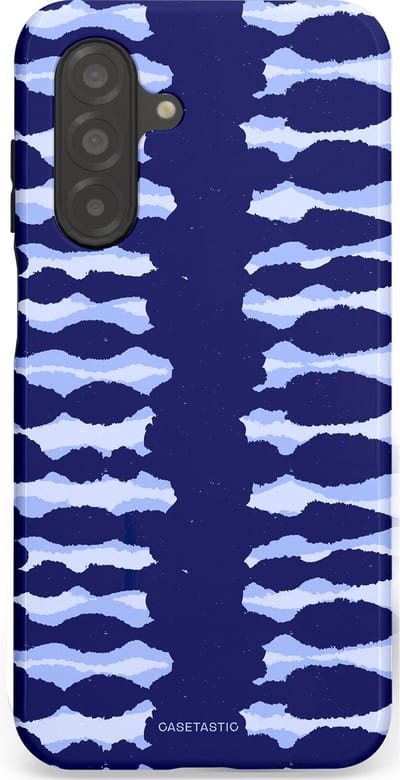 Casetastic Hoesje Geschikt voor Samsung A26 - Stijlvolle Beschermende Duo-layer Case - Golven in blauw