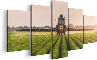 Artaza Canvas Schilderij Vijfluik Rode Tractor op het Veld aan het Sproeien - 100x50 - Foto Op Canvas - Canvas Print