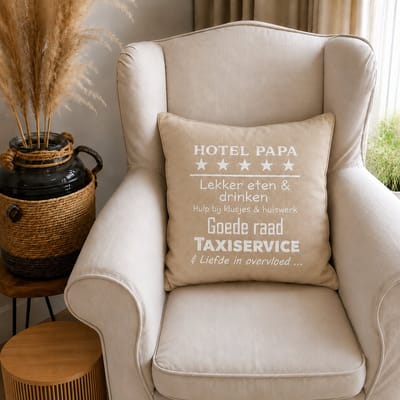 Kussen Kussenhoes met tekst bedrukt cadeau tekstbord plekje | hotel papa | beige met wit | 50x50 cm | vaderdag  verjaardag opa man woonkamer luxe zacht voor de liefste aanstaande vader geboorte baby zwangerschap aankondiging bekendmaking