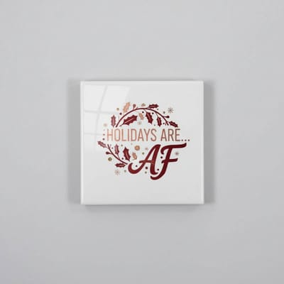 Holidays Are AF Keramische Tegel 15x15 cm – Grappige Kerst Quote Decoratie | Feestelijke Rode Kerst Cadeautegel