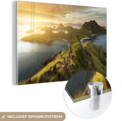 ® Glasschilderij 180x120 cm - Schilderij acrylglas - Zonsondergang boven bergen van Indonesische nationaal park Komodo - Foto op glas - Muurdecoratie woonkamer - Wanddecoratie slaapkamer - Schilderijen