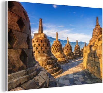 Aluminium schilderij 180x120 cm - Wanddecoratie metaal - Geel gekleurde Stoepas door de zon bij de Borobudur - Metalen muurdecoratie woonkamer - Decoratie industrieel - Foto op dibond - Industriële accessoires slaapkamer