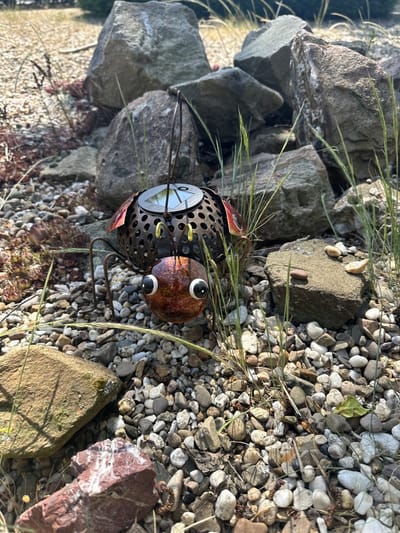 Metalen solarlamp "lieveheersbeestje" - rood + meerkleurig - met colourchanging LED - Staand + hangend model - hoogte 25 x 22 x 1 cm - Tuindecoratie - Tuinverlichting