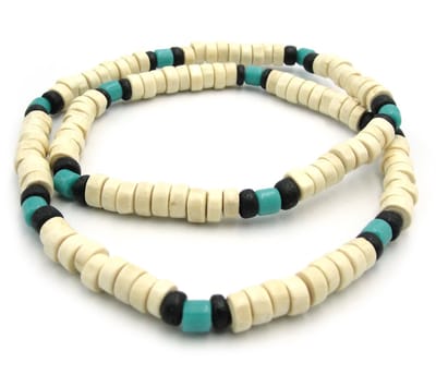 Kralenketting surflook voor mannen met kokoskralen wit zwart en turquoise