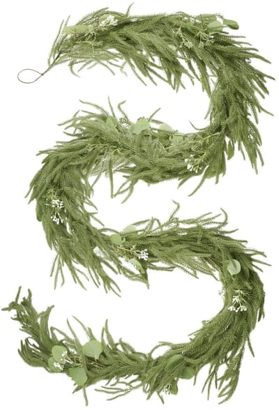 Dailygoods - 9FT realistische kerstslinger, PE Real Touch Norfolk Pine kerstslinger met dennenappels en rode bessen, kunstkrans decor voor mantel, tafel, raam, trap, ndoor & buitendecoratie (9FT)