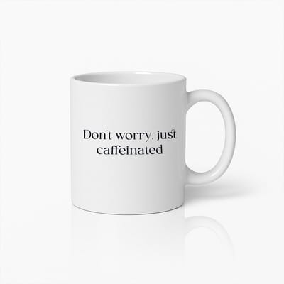 Minimalistische Koffiemok – "Don’t Worry, Just Caffeinated" – Stijlvol Cadeau voor Koffieliefhebbers en Drukke Professionals