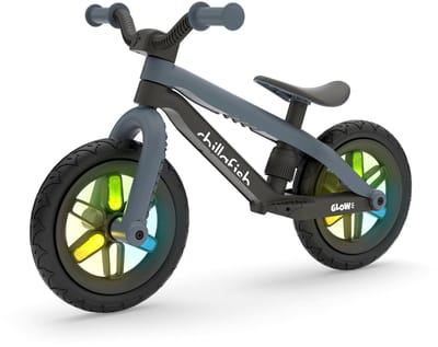 Chillafish Loopfiets 2 jaar met Glow LED wielen - Zwart- Lichtgewicht loopfiets jongens en meisjes tot 5 Jaar met voetsteun, voetrem en verstelbaar zadel - met 12" RubberSkin banden voor extra grip - Geen batterijen nodig - Model BMXie Glow 2