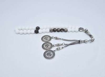 Handgemaakte naam tasbih 33 Kralen Natuursteen “Witte agaat” - met metaal tassel- Met je naam of de naam van uw geliefde- 8 mm diameter van de korrel