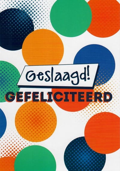 Je bent geslaagd! Van harte gefeliciteerd! Een grappige kaart met een afbeelding van allerlei rondjes in verschillende kleuren. Leuk om zo te geven of om bij een cadeau te voegen. Een dubbele wenskaart inclusief envelop en in folie verpakt.