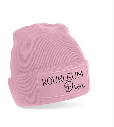 Warme roze muts-Koukleum diva- zwarte opdruk-warme beanie met patch. Ski muts- ski vakantie outfit- warme muts- ski kleding.