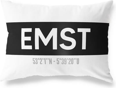 Tuinkussen EMST - GELDERLAND met coördinaten - Buitenkussen - Bootkussen - Weerbestendig - Jouw Plaats - Studio216 - Modern - Zwart-Wit - 50x30cm