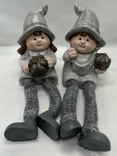 Kerstbeeldjes Meisje + jongen dennenappel met beentjes - Set van 2 stuks - wit + grijs & glitters - Keramiek - hoogte 11x7x7cm - Kerstdecoratie - Woonaccessoires