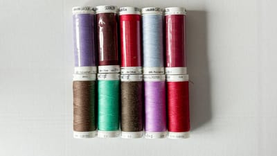 Set van 10× naaigaren – Mettler Seralon & Métis – 200m – Bordeaux, bruin, mint & lila