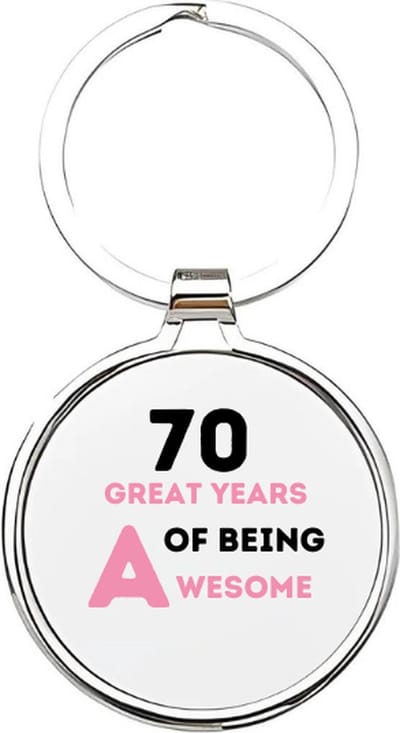 Akyol - 70 great years of being awesome Sleutelhanger - Verjaardag - jarigen - jarig - jarige - 70 jaar - verjaardagscadeau - cadeau voor een jarige - feest - cadeau - cadeautje - verjaardagscadeautje - 4 x 7,5 CM