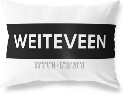 Tuinkussen WEITEVEEN - DRENTHE met coördinaten - Buitenkussen - Bootkussen - Weerbestendig - Jouw Plaats - Studio216 - Modern - Zwart-Wit - 50x30cm