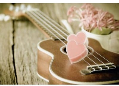 Een blanco kaart met afbeelding van een mooie gitaar waar hartjes op liggen. Voor de liefhebbers die van gitaar spelen houden. Leuk om zo te geven of om bij een cadeau te voegen. Een dubbele wenskaart inclusief envelop en in folie verpakt.