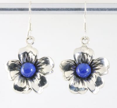 Bloemvormige zilveren oorbellen met lapis lazuli